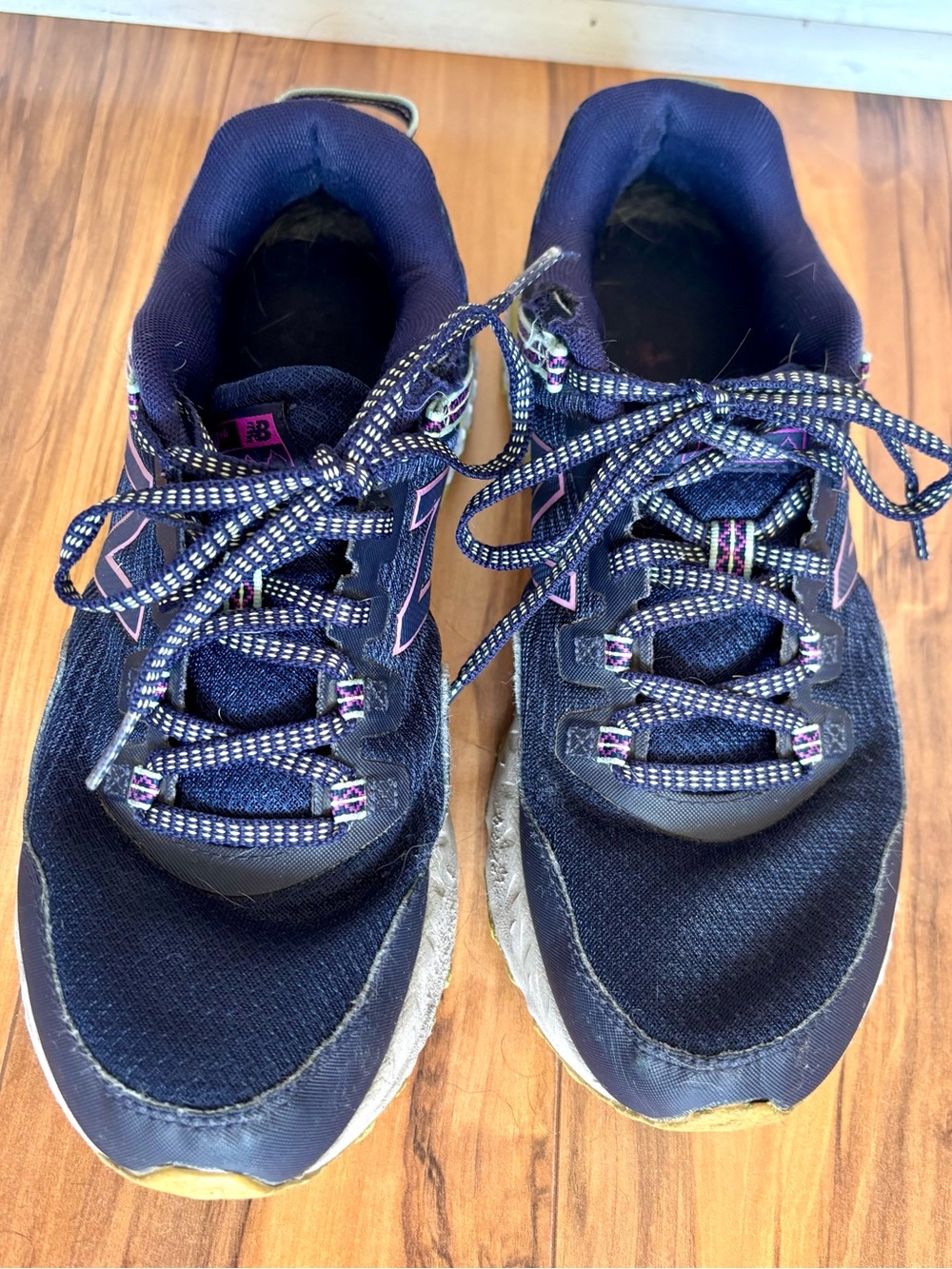 Pre-loved New Balance Navy Hiking Sneakers with Pink Accents size 9